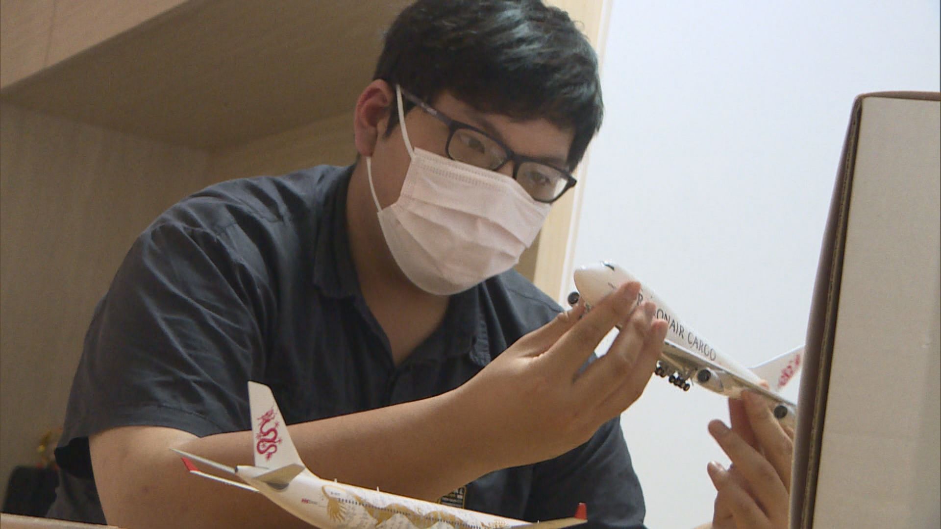 【告別港龍】飛機迷對港龍停運感可惜　特意到模型店買飛機模型留念