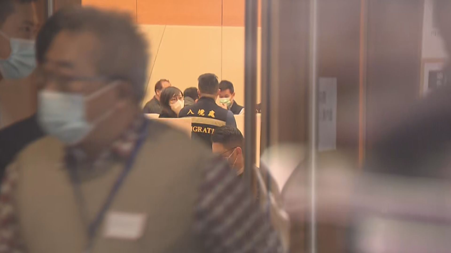 百名紀律部隊人員借調支援個案追蹤指揮中心　海關關長指按需要調整人手