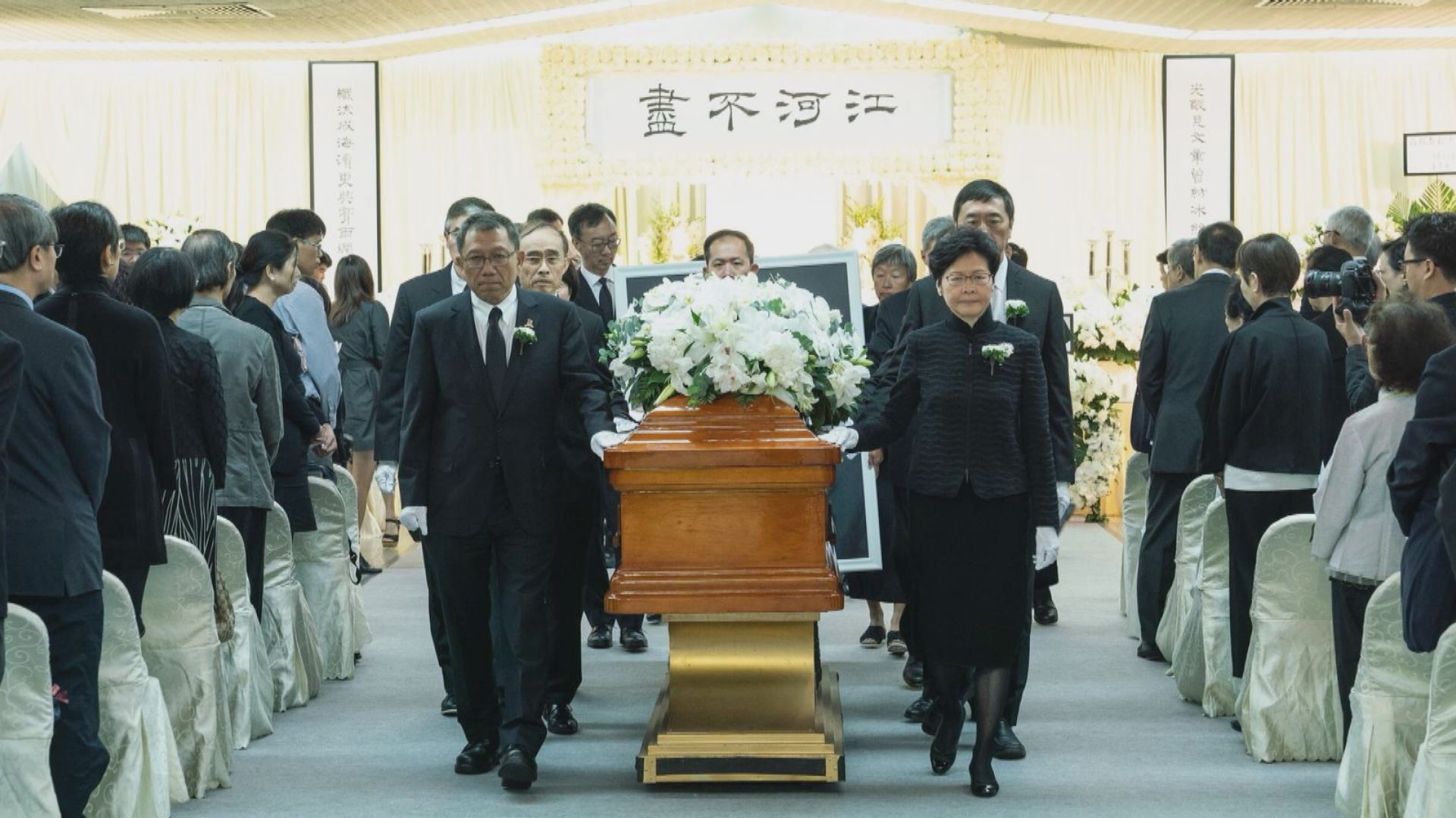 高錕靈柩送至哥連臣角火葬場