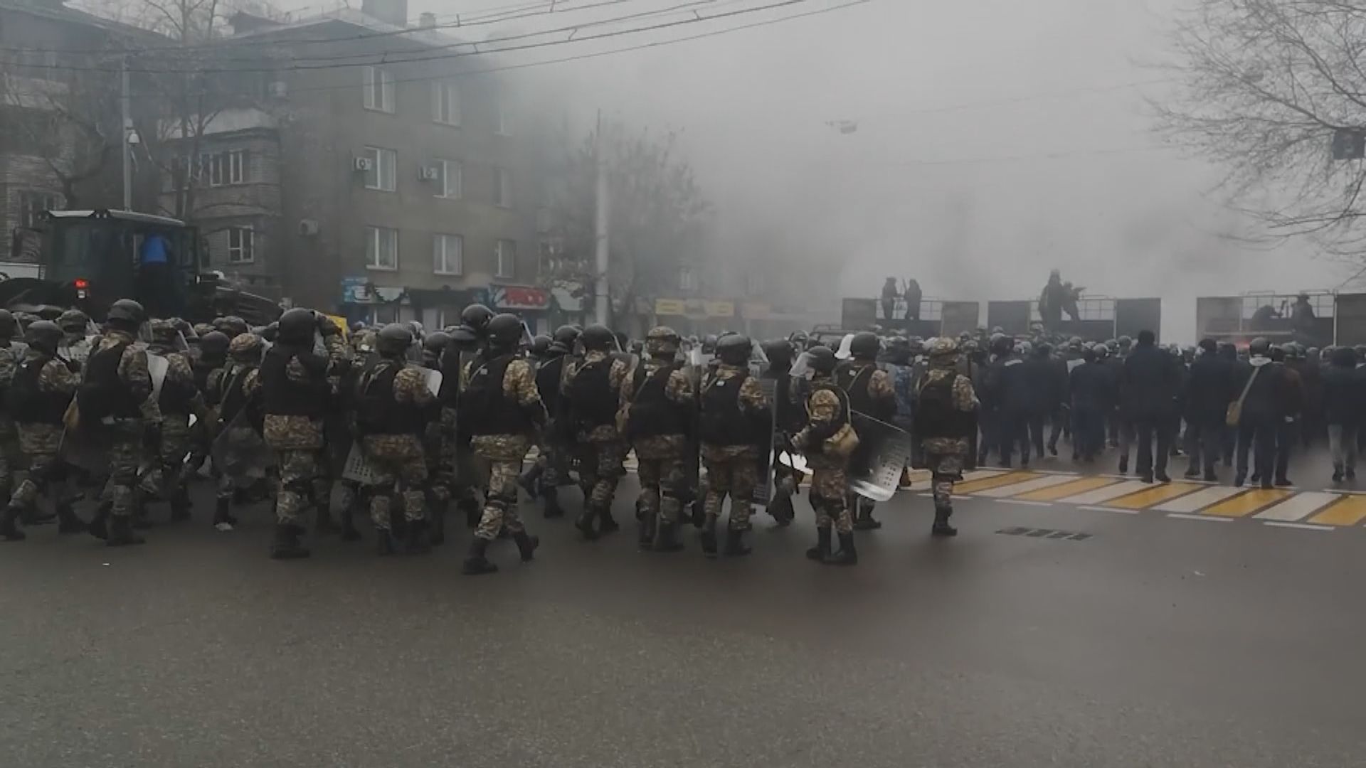 哈薩克阿拉木圖入夜後示威持續　總統重申不會離開首都 