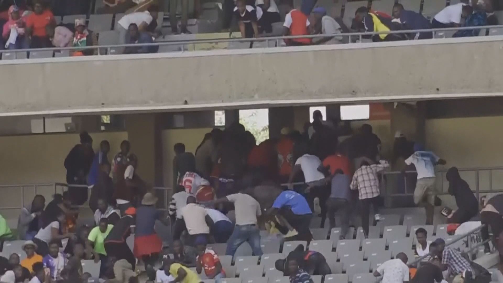 肯尼亞反對派領袖奧廷加靈柩瞻仰現場混亂　據報警開槍致4死