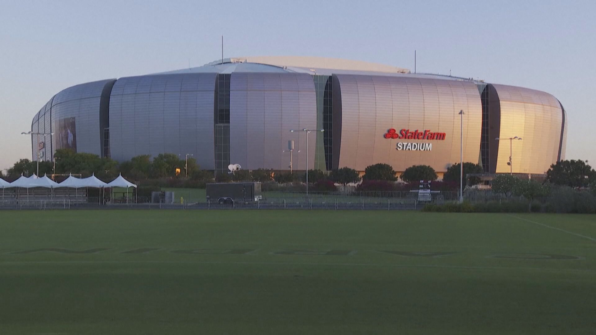 美國保守派評論員柯克追悼會周日舉行　工作人員在會場做準備工作