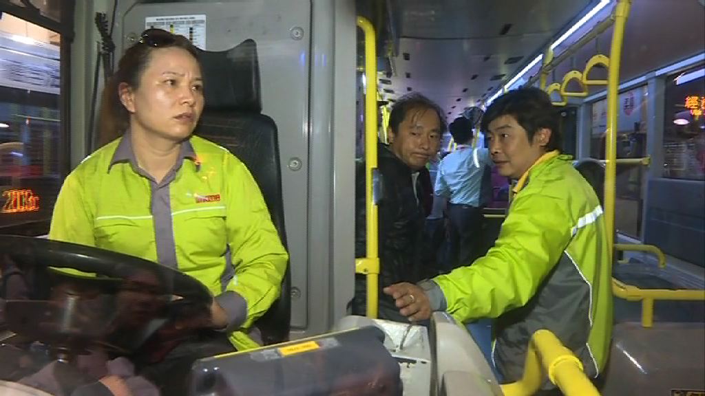 有九巴職員到場要求參與工業行動司機交出車匙