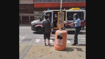 石蔭男子持刀指嚇途人 警員擎槍制服