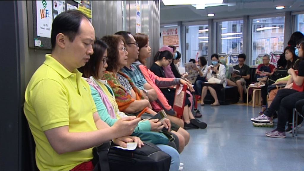 捐血站大排長龍等候捐血需時