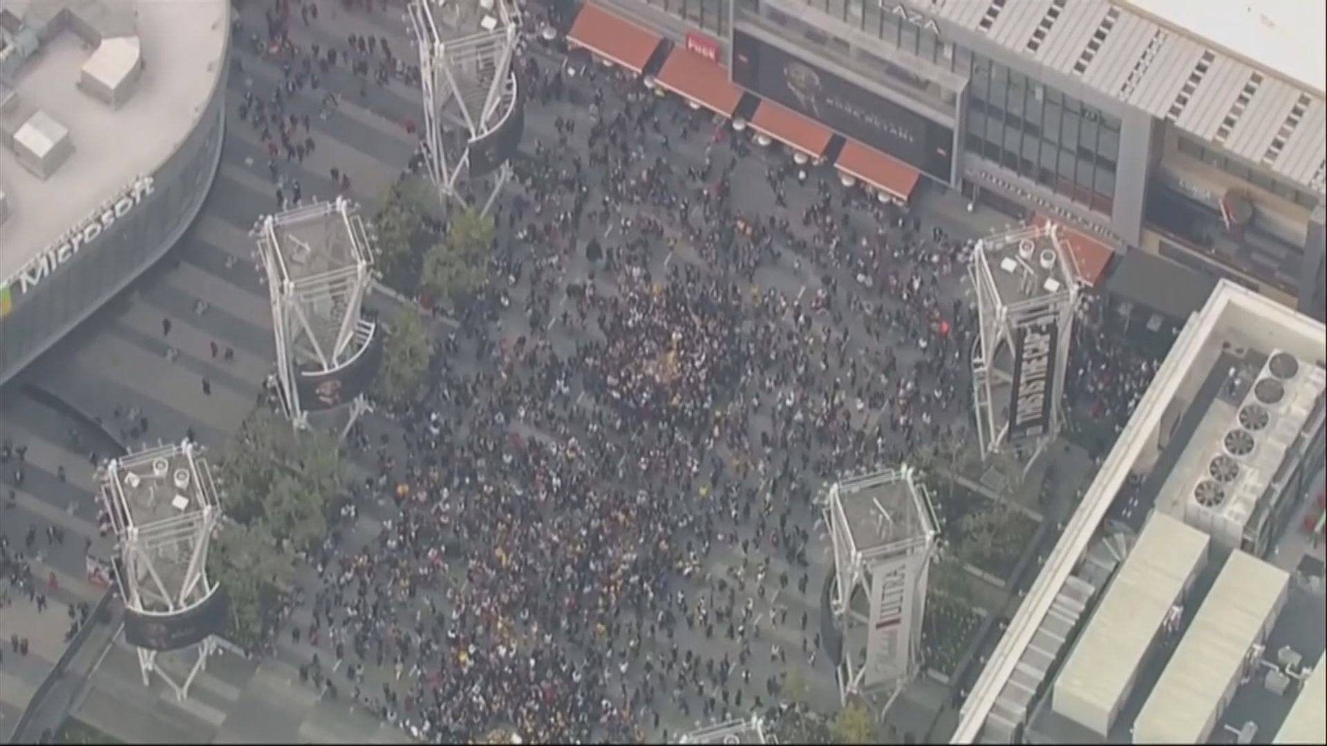 大批民眾洛杉磯湖人球場外悼念高比拜恩