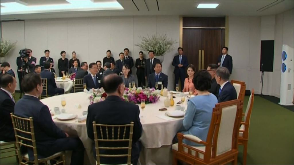 文在寅設宴款待金正恩　兩人手牽手觀看表演