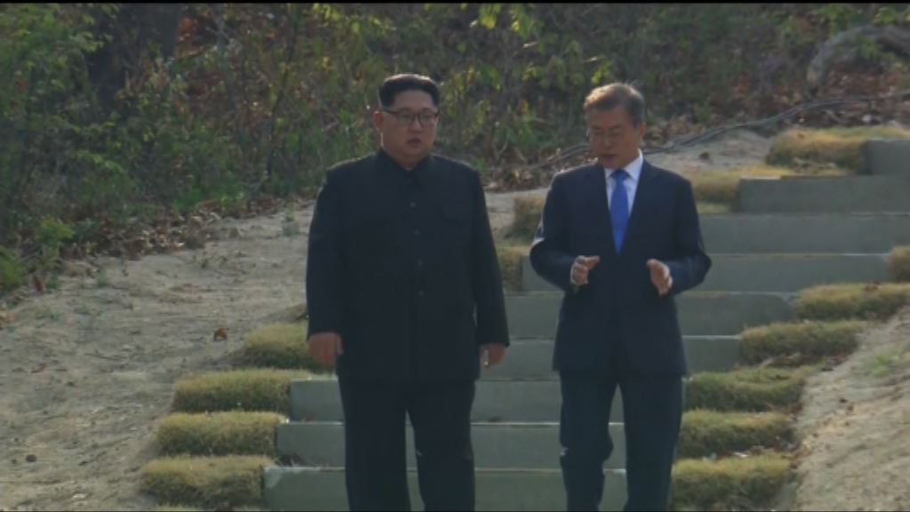金正恩與文在寅一同散步並單獨傾談約半小時