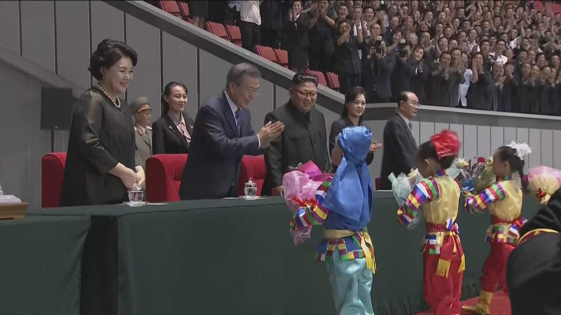 文在寅晚上到五一體育館欣賞萬人操表演