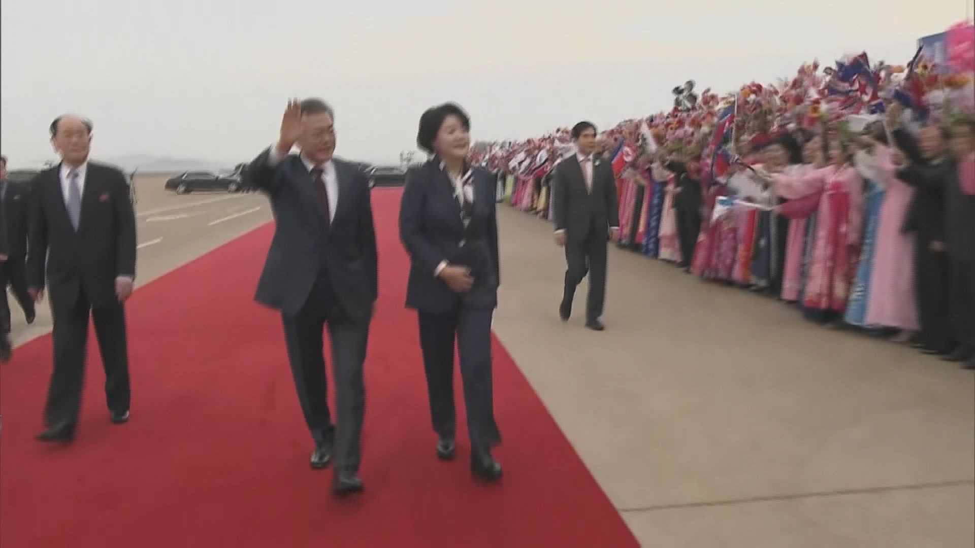 南北韓領袖攜手登上白頭山