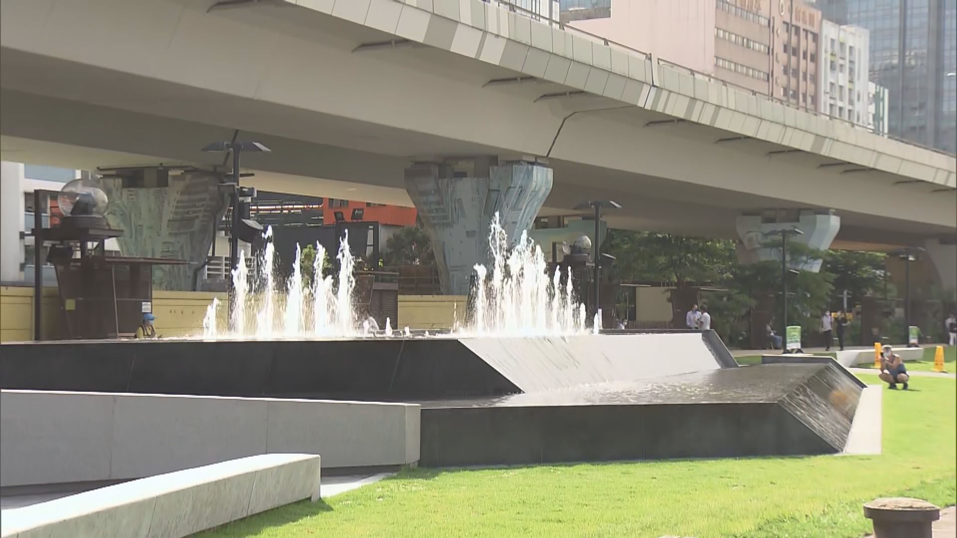 觀塘海濱花園音樂噴泉啟用　吸引長者小孩到來