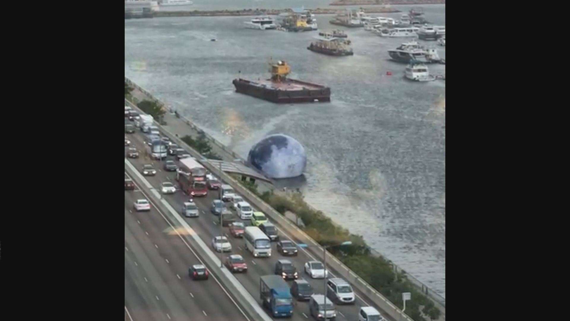 觀塘海濱對出巨型月球裝置被吹落海面