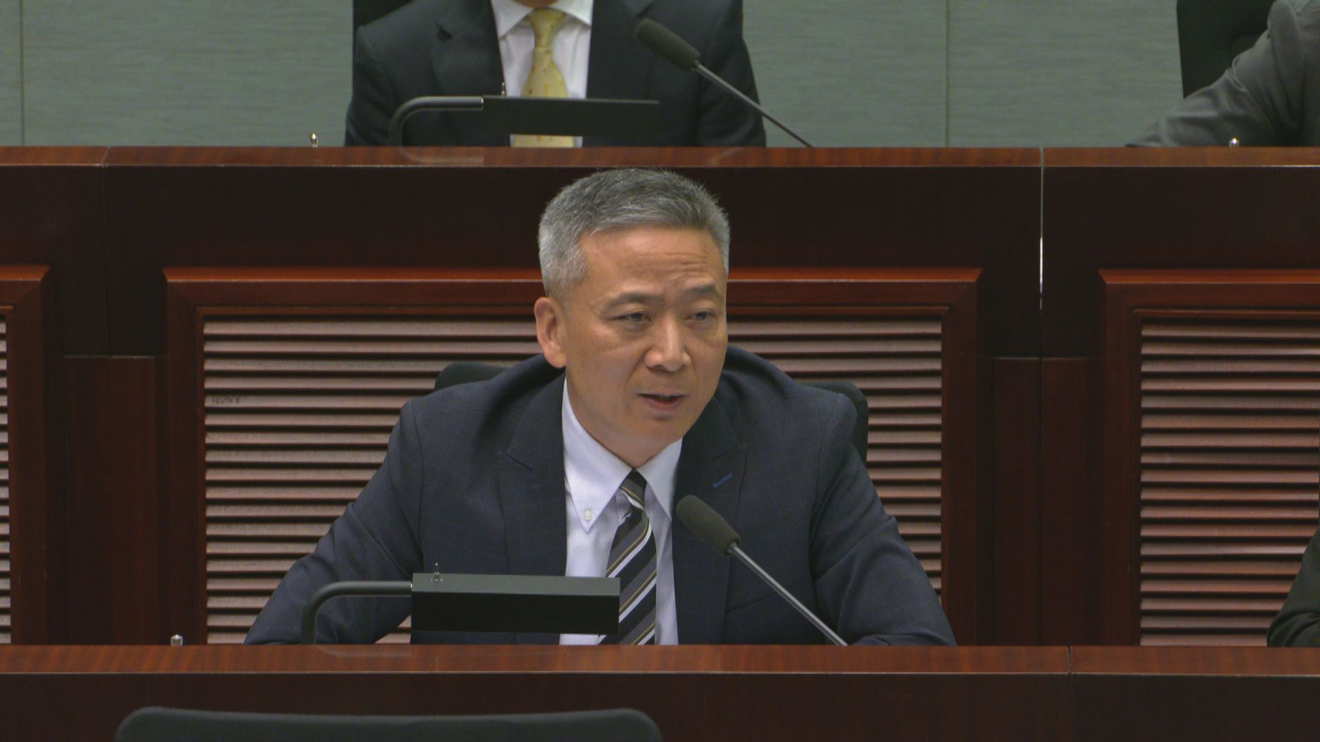 政府加機場離境稅　姚柏良倡「減辣」修正案現平手不獲通過