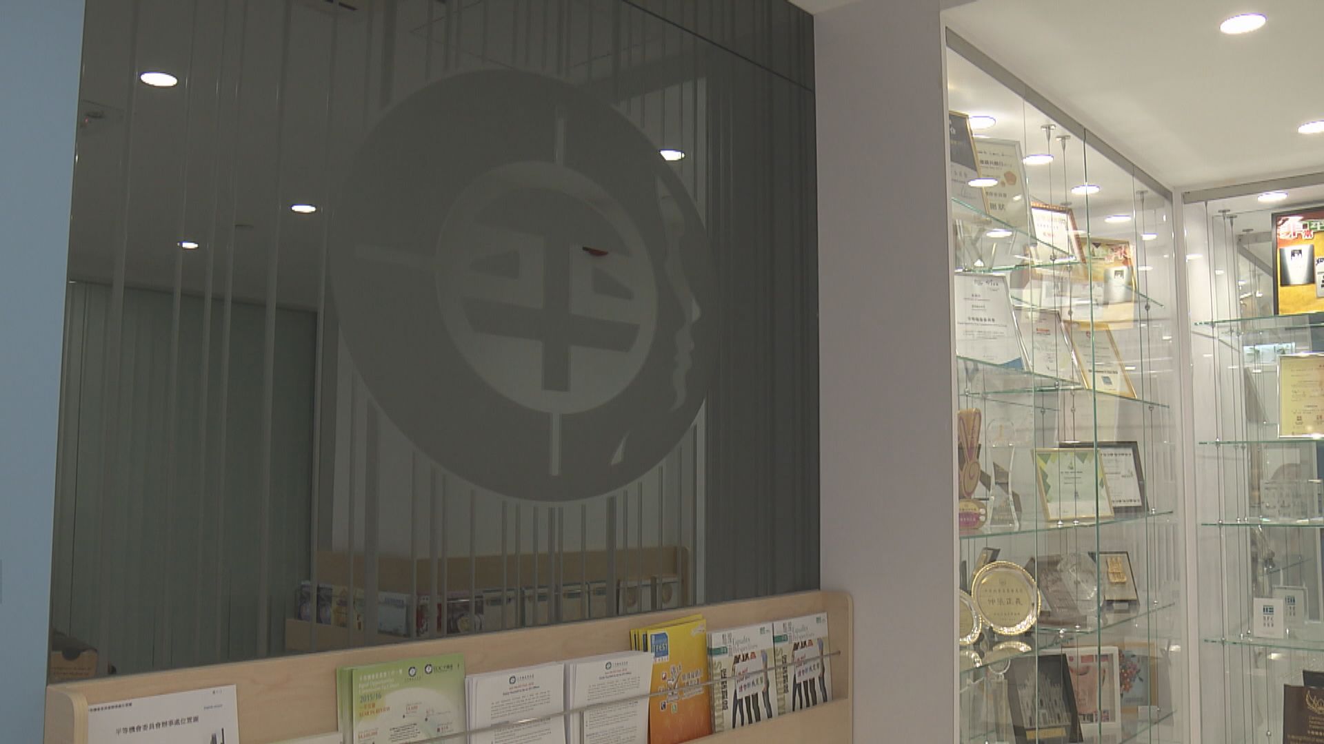 多名立法會議員於前廳交流會跟進國泰事件