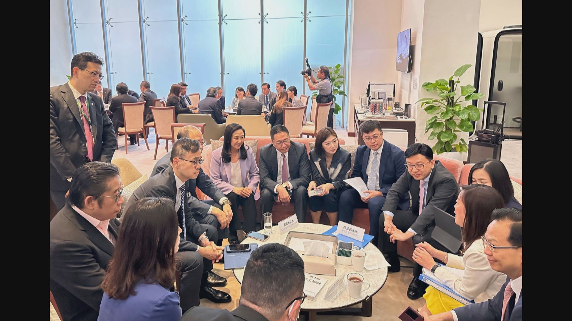 立法會再舉行前廳交流會 由卓永興帶隊