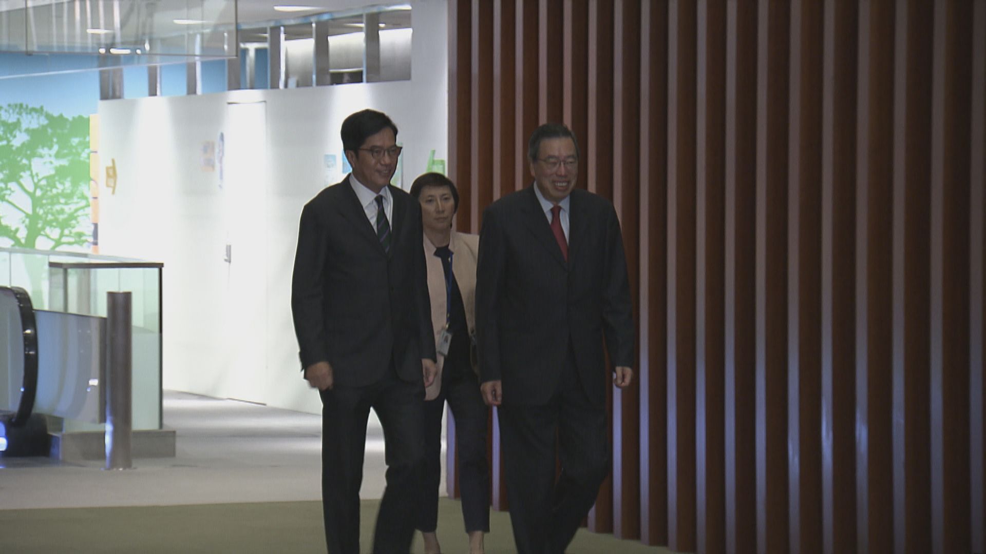 立法會舉行前廳交流會 黃偉綸等官員出席