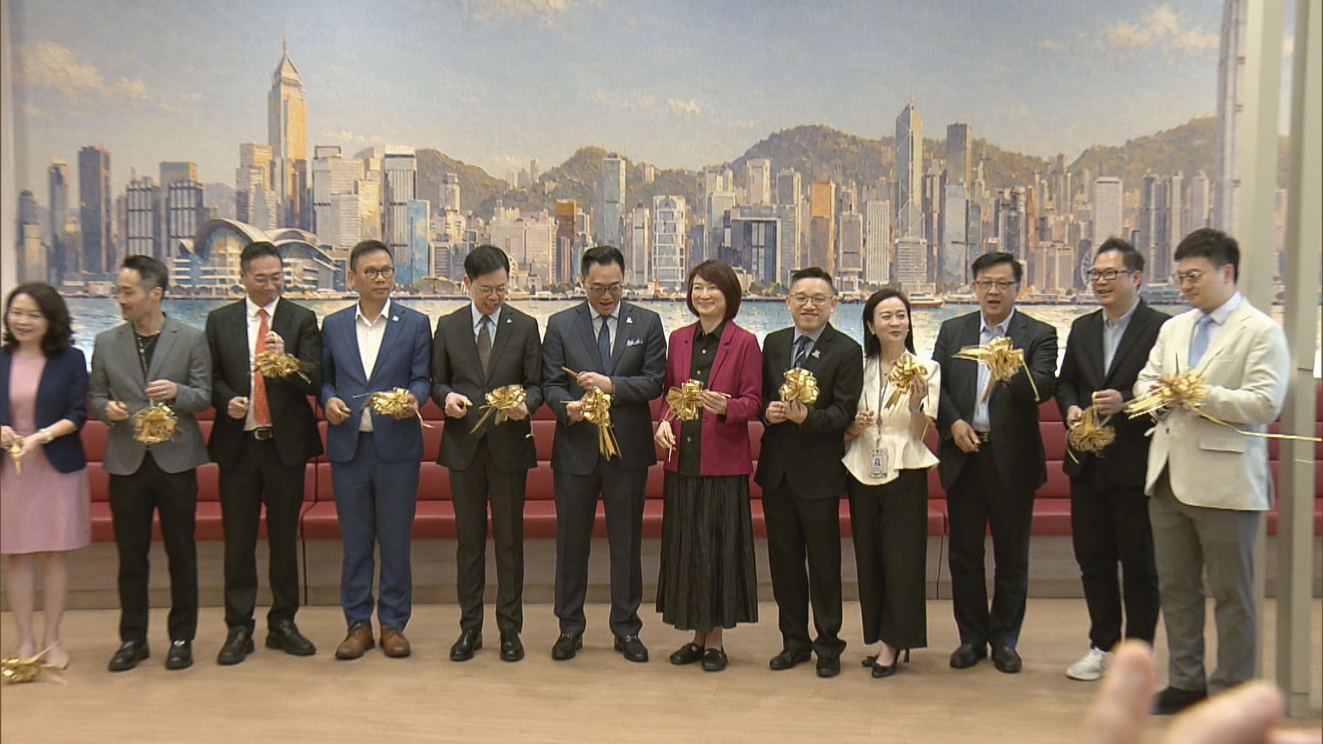 立法會新餐廳開張　李慧琼與眾議員試食軟雪糕