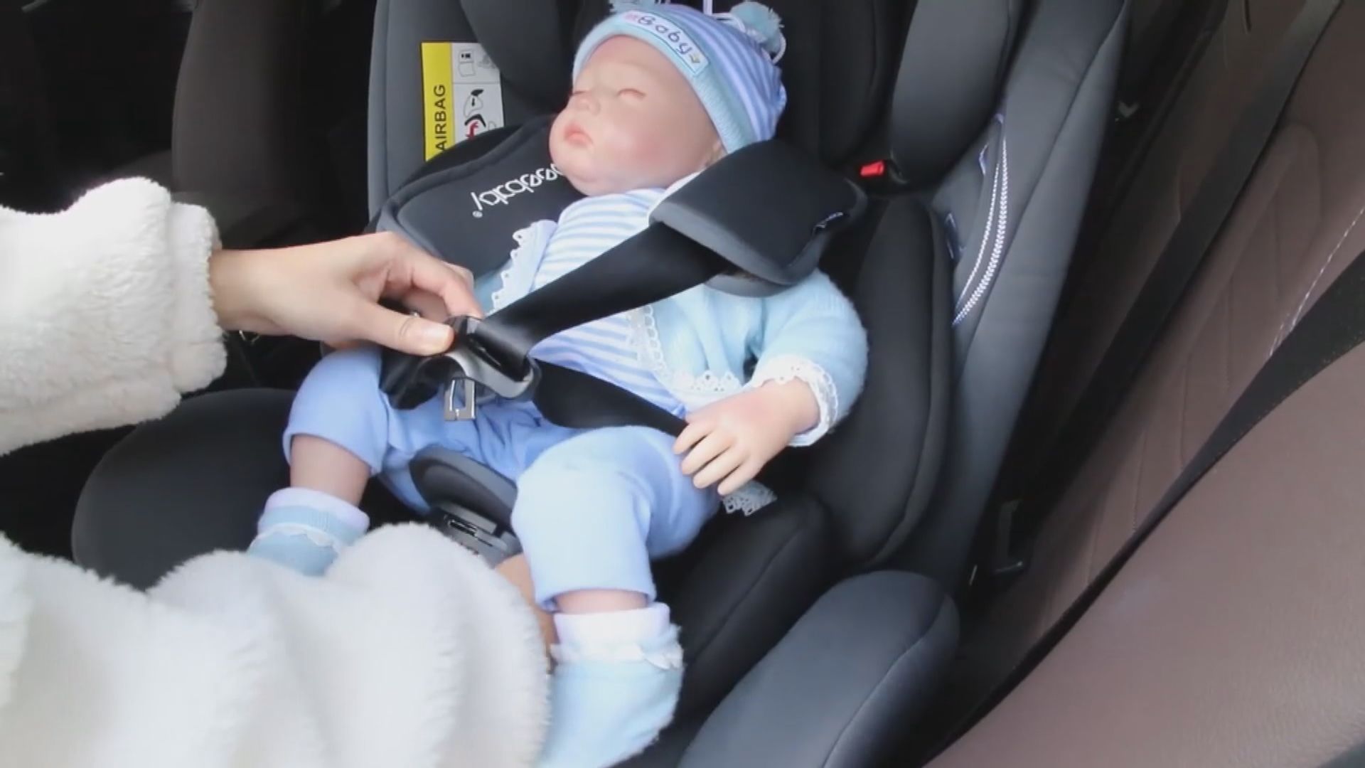 政府擬修例七歲或以下兒童坐私家車須用兒童椅　議員憂造成不便