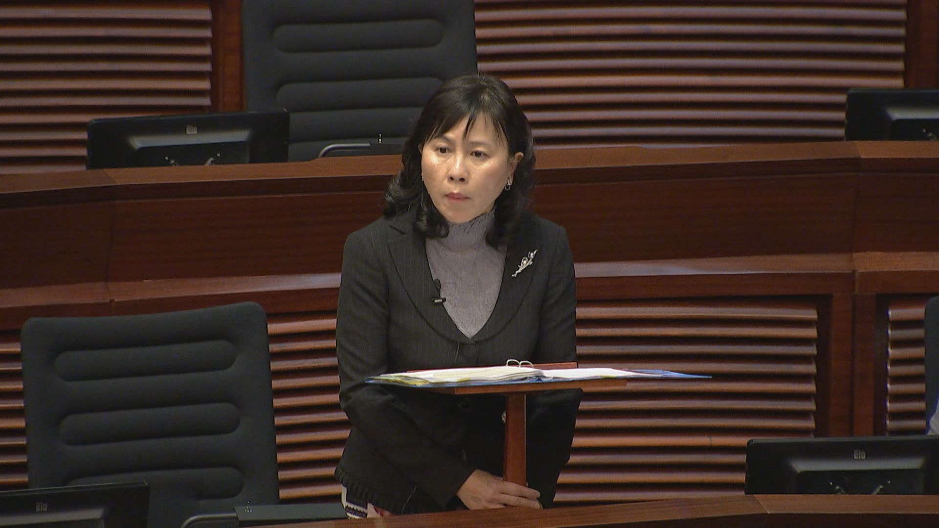 議員關注學校私家小巴不能用咪錶泊位　陳美寶：研究分階段作便利安排