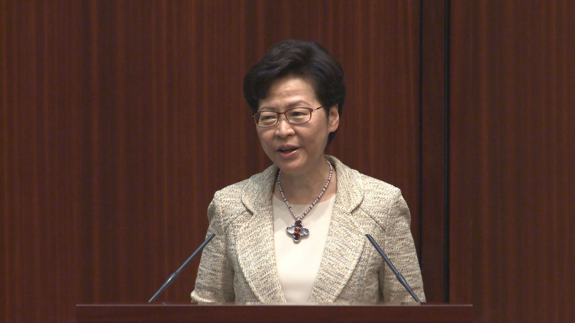 林鄭：「來港易」計劃因疫情暫緩推出