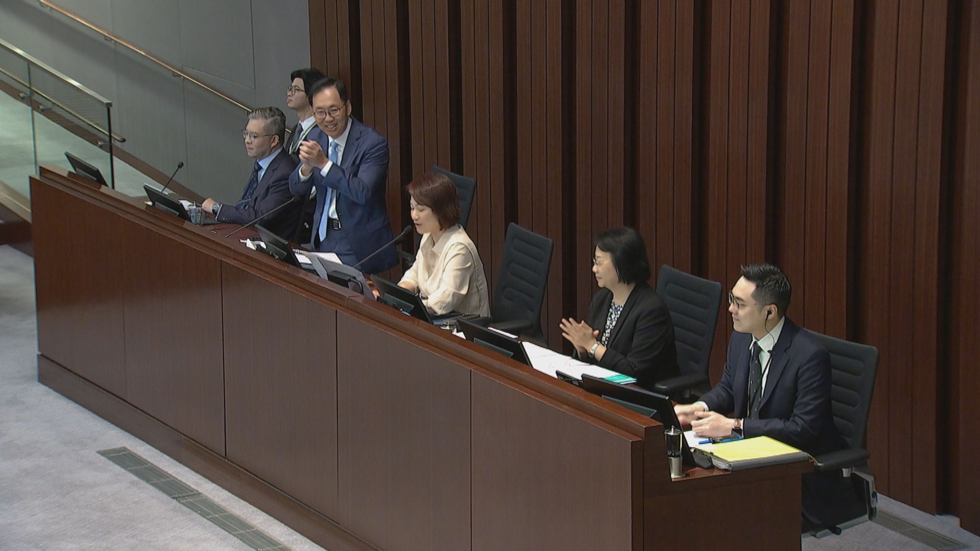 立法會換屆｜陳健波最後一次出席內會　抱拳感謝各位議員