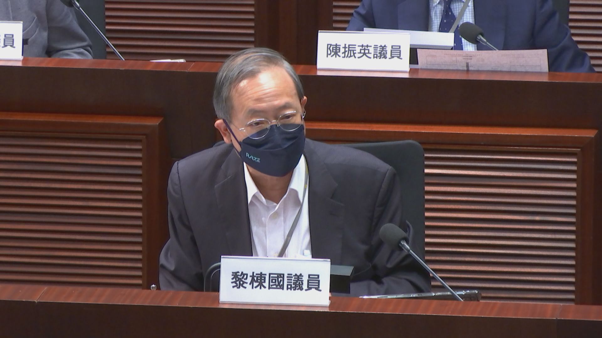 有議員質疑投考公務員要通過的基本法及國安法測試要求太寬鬆