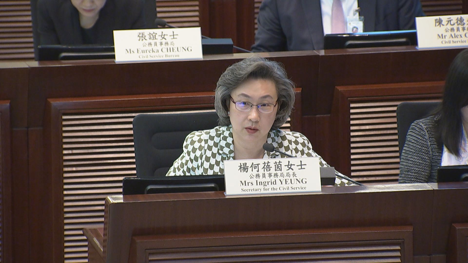 楊何蓓茵：公務員辭職率不高退休高峰亦已過　有信心可填補空缺