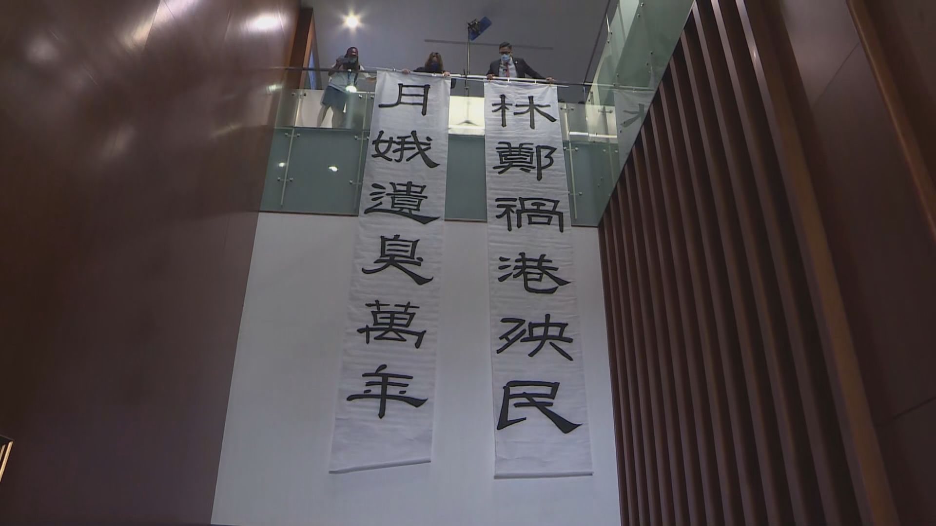 林卓廷直幡抗議　將與秘書處商辭職安排