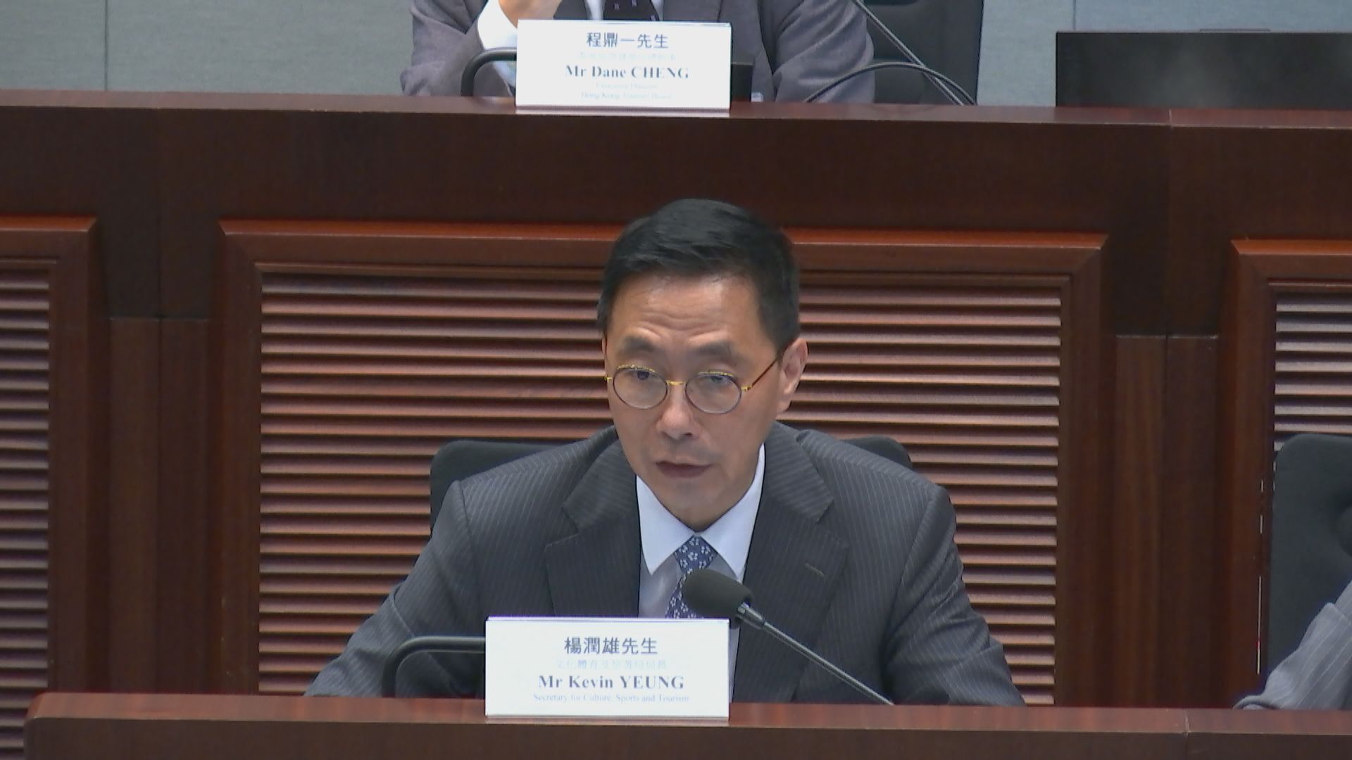 楊潤雄指正研究方法減少內地低價旅行團影響區內民生