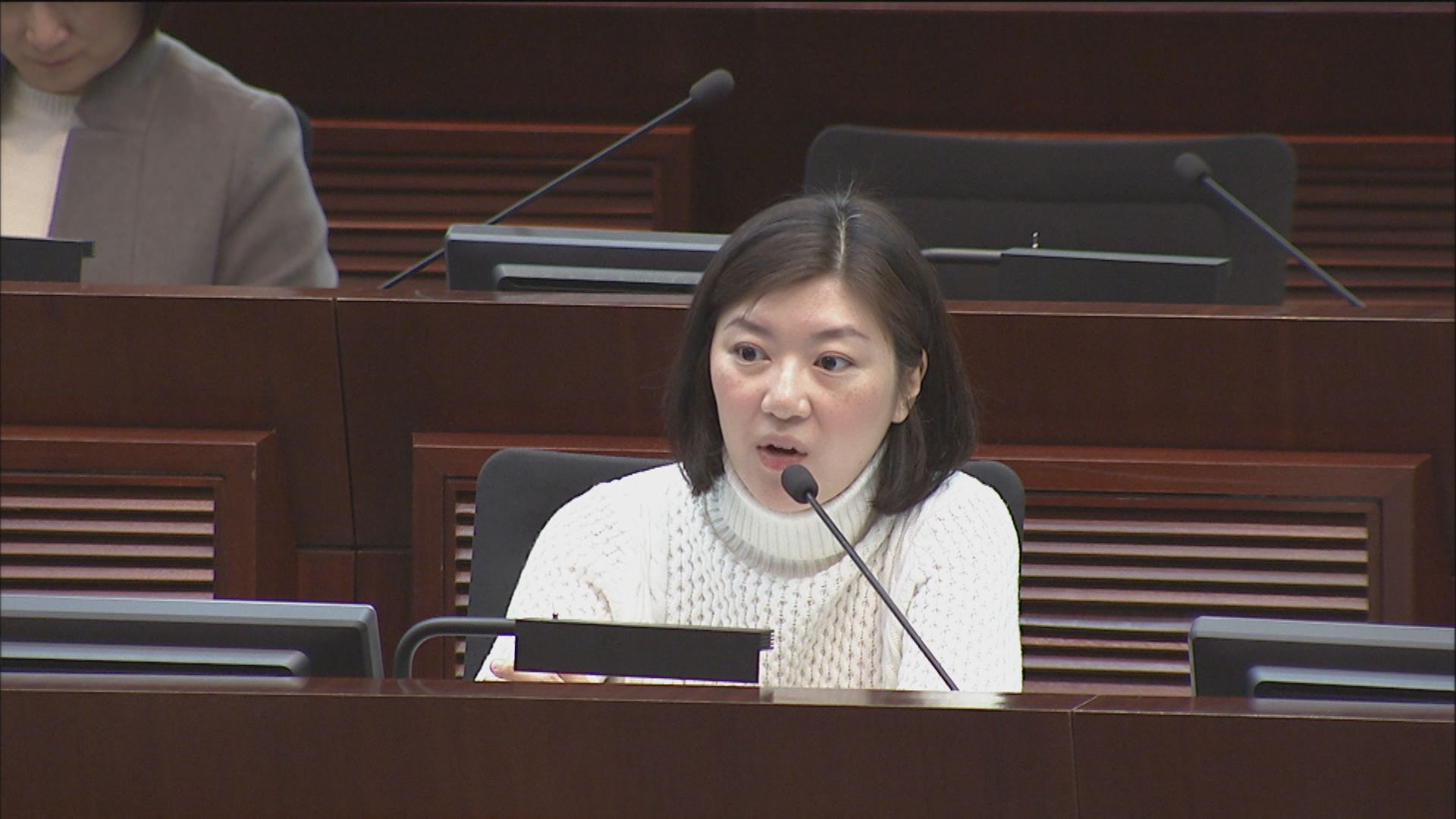 容海恩︰大學有政治課　質疑中小學沒質素教政治