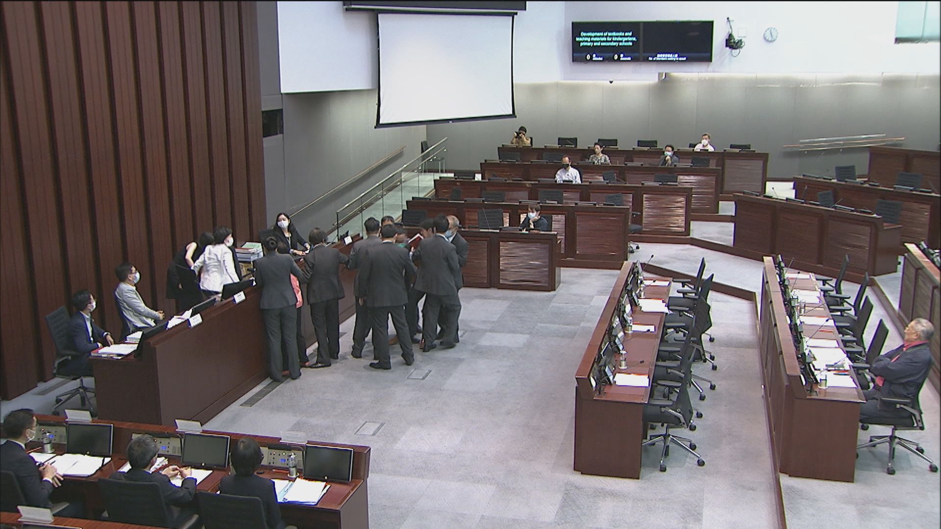 民主派抗議葉劉主持手法　被逐出教育委員會會議