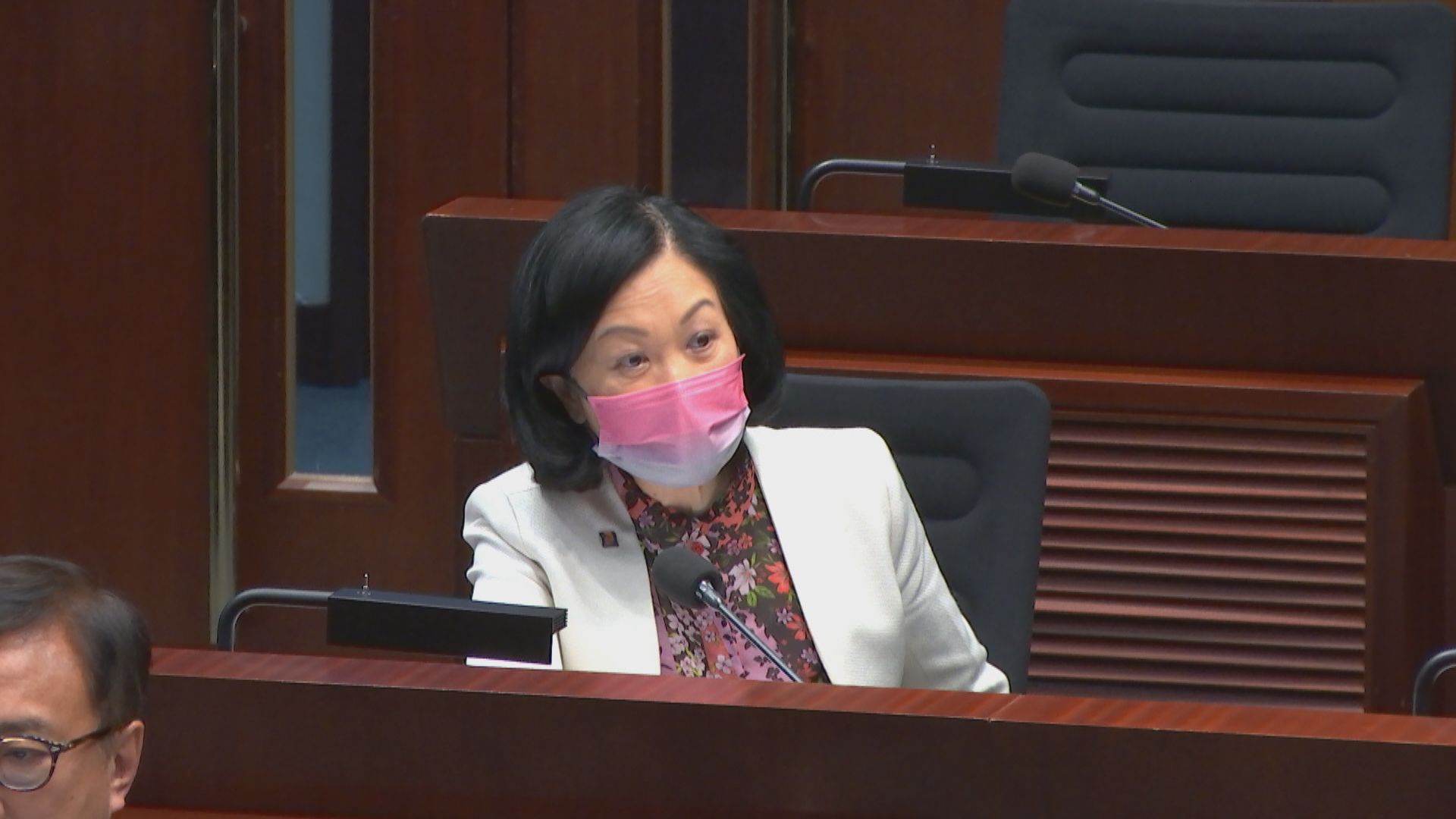 葉劉稱選舉制度已改革 質疑選舉事務處擬加開兩首長級職位 