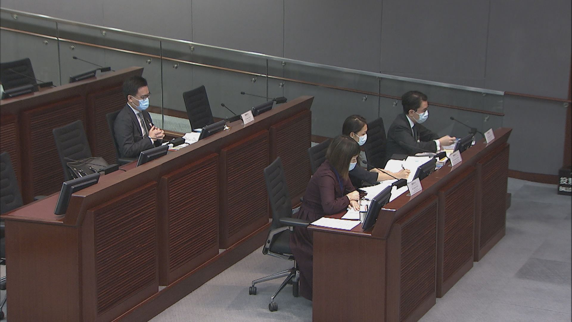 議員質疑立會選舉會否再延期　政府：仍以明年9月5日為目標