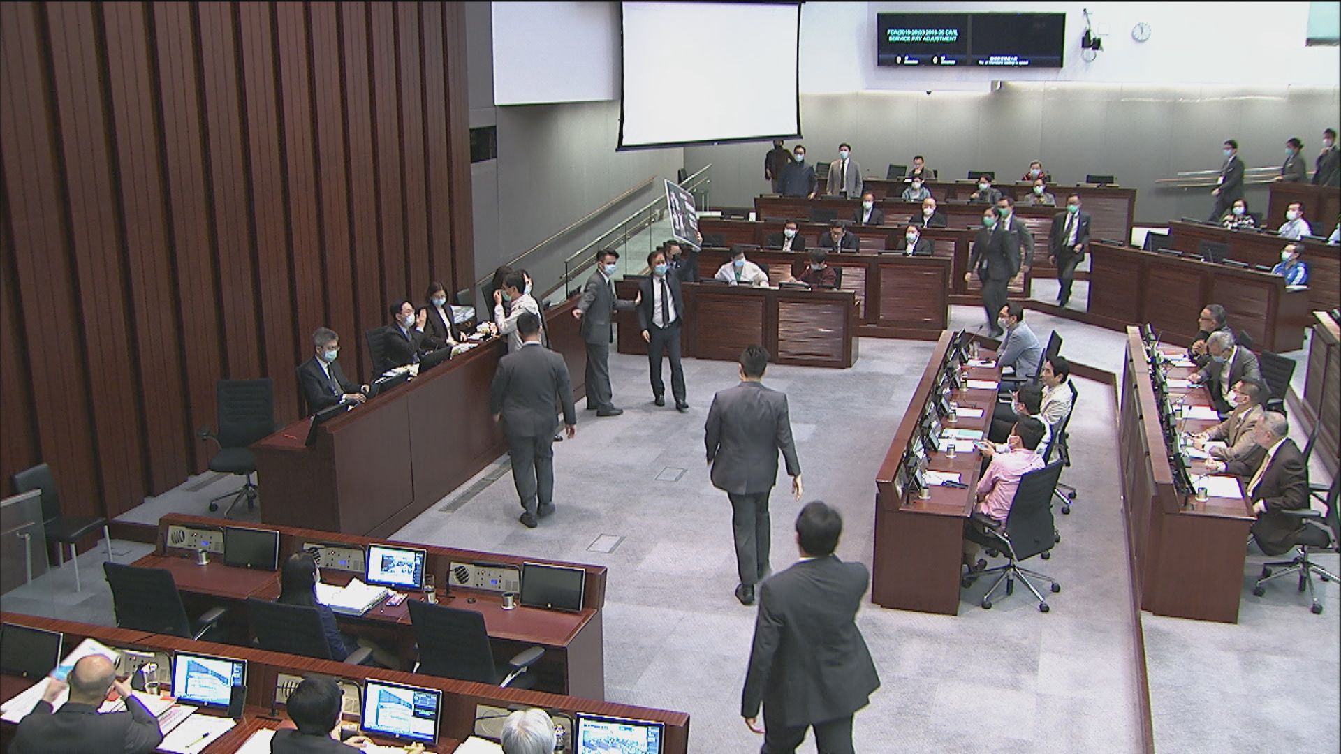 立法會財委會通過公務員加薪撥款　警隊續成討論焦點