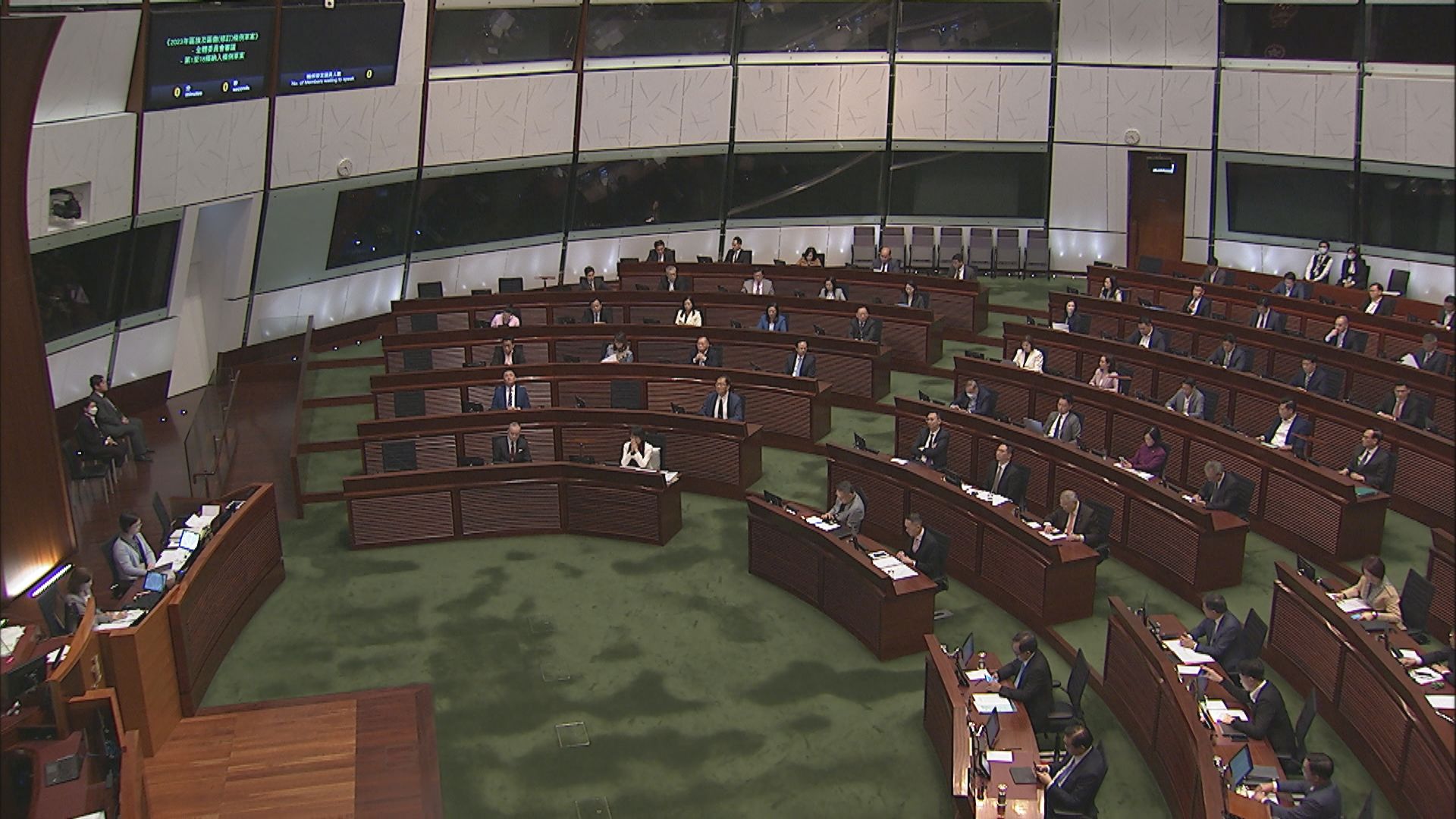 立法會三讀通過修訂區旗及區徽條例 侮辱罪行涵蓋網上世界