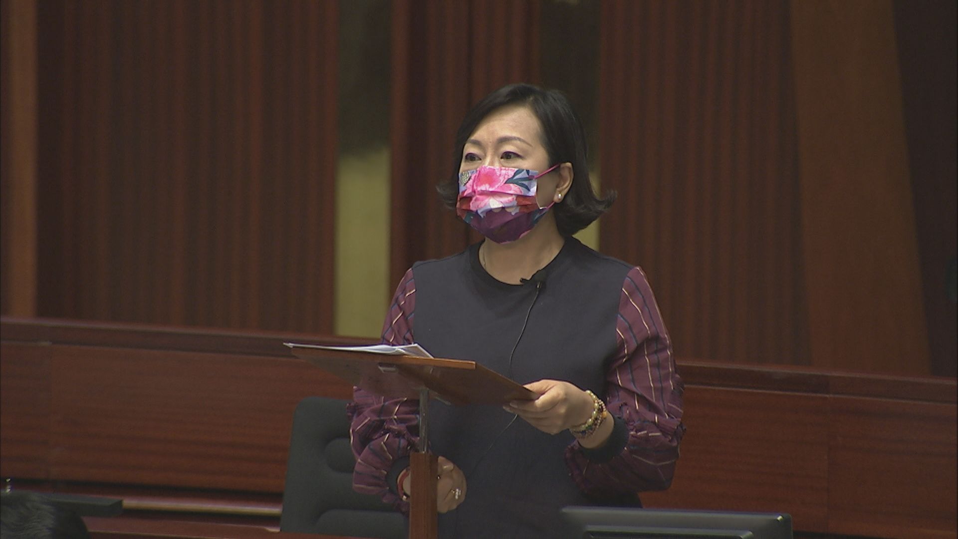 立法會通過改革主要官員問責制無約束力議案