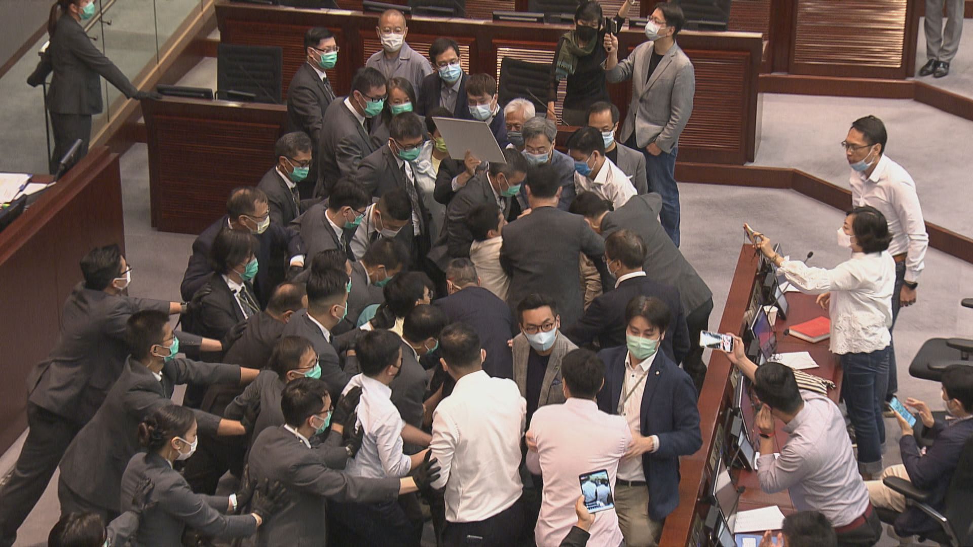 立法會內會主席選舉出現碰撞　會議一度暫停