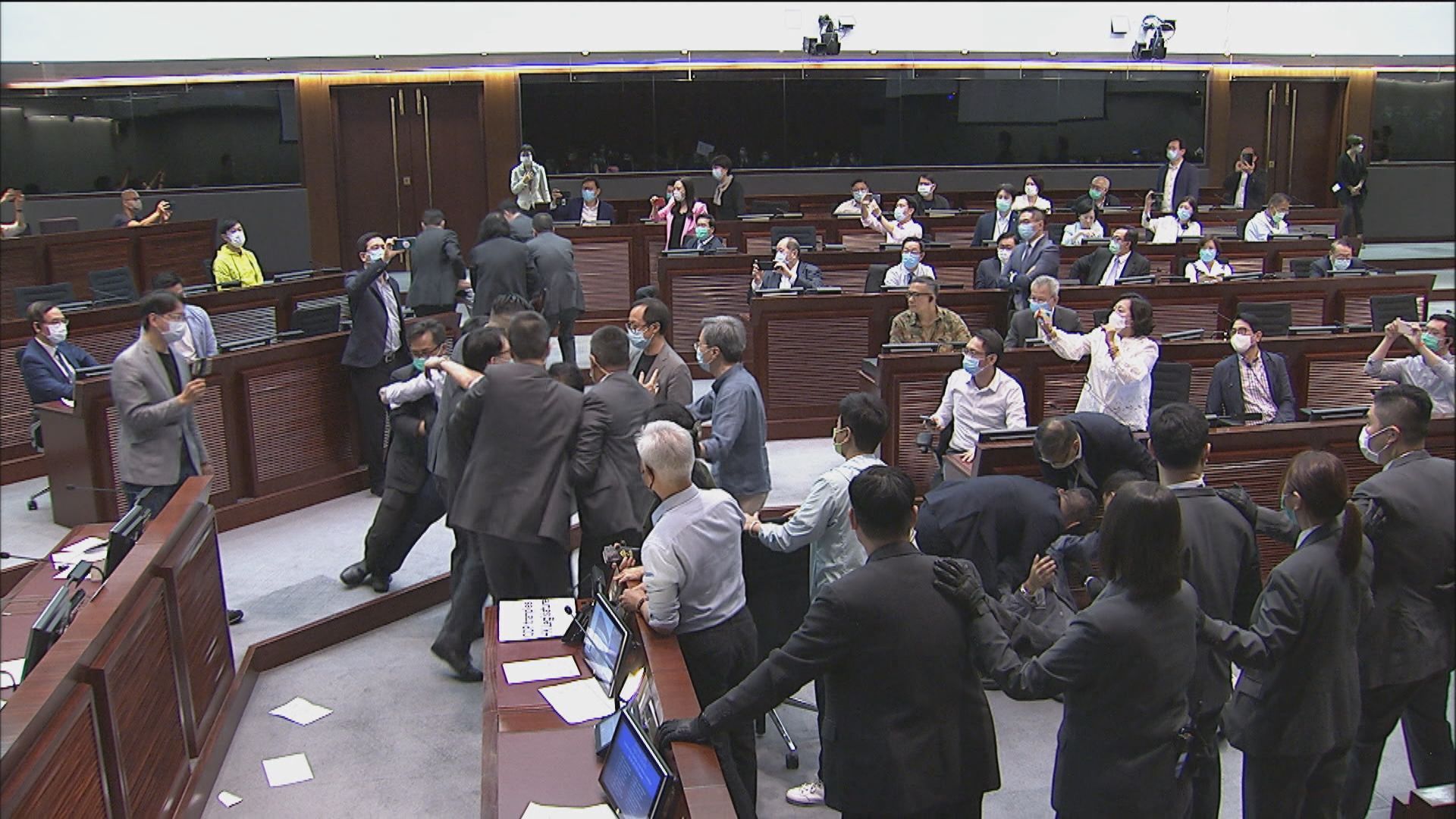 李慧琼當選內會主席　民主派會上與保安碰撞多人被逐