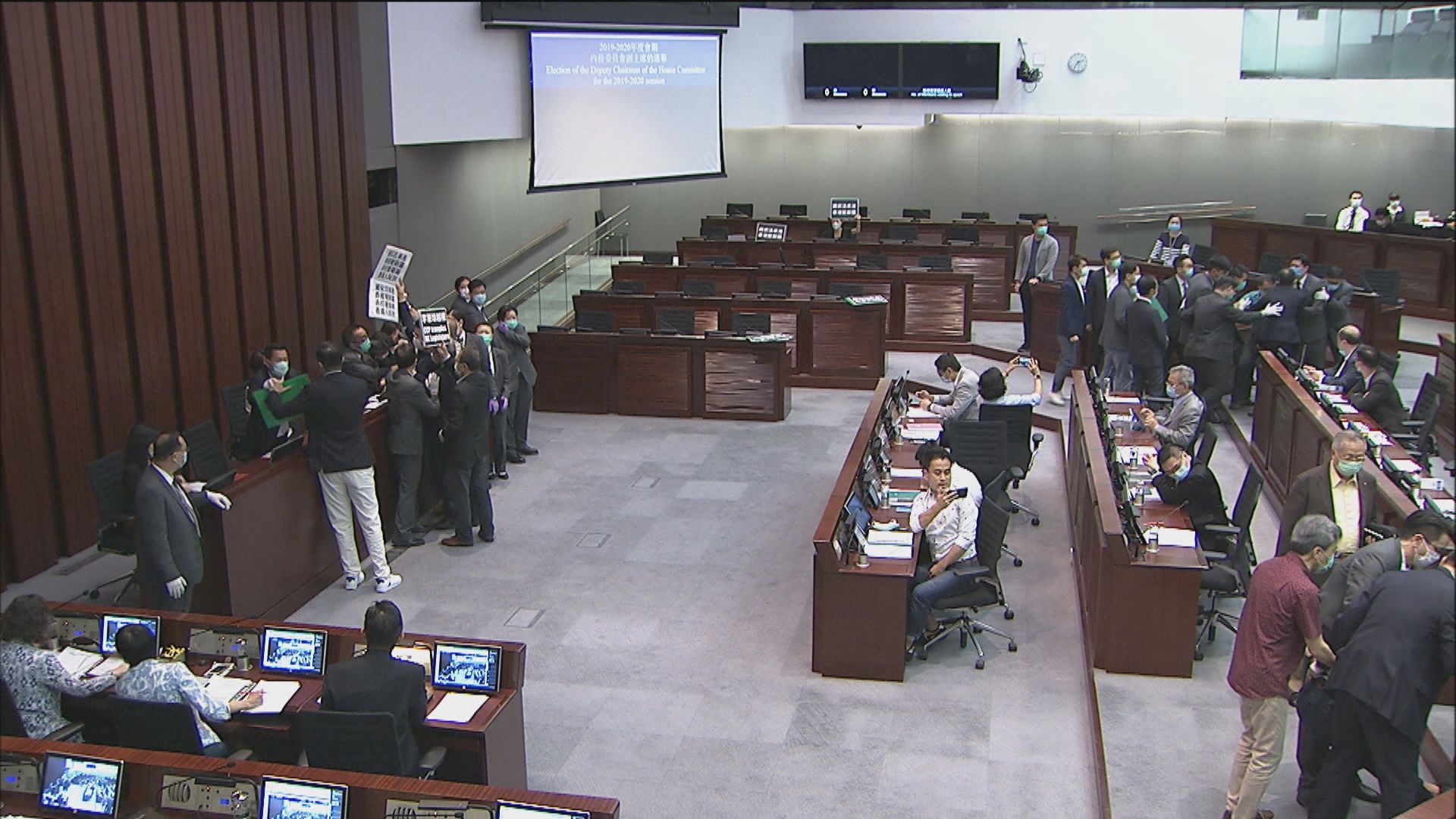 民主派於內會包圍主席台抗議　會議一度暫停