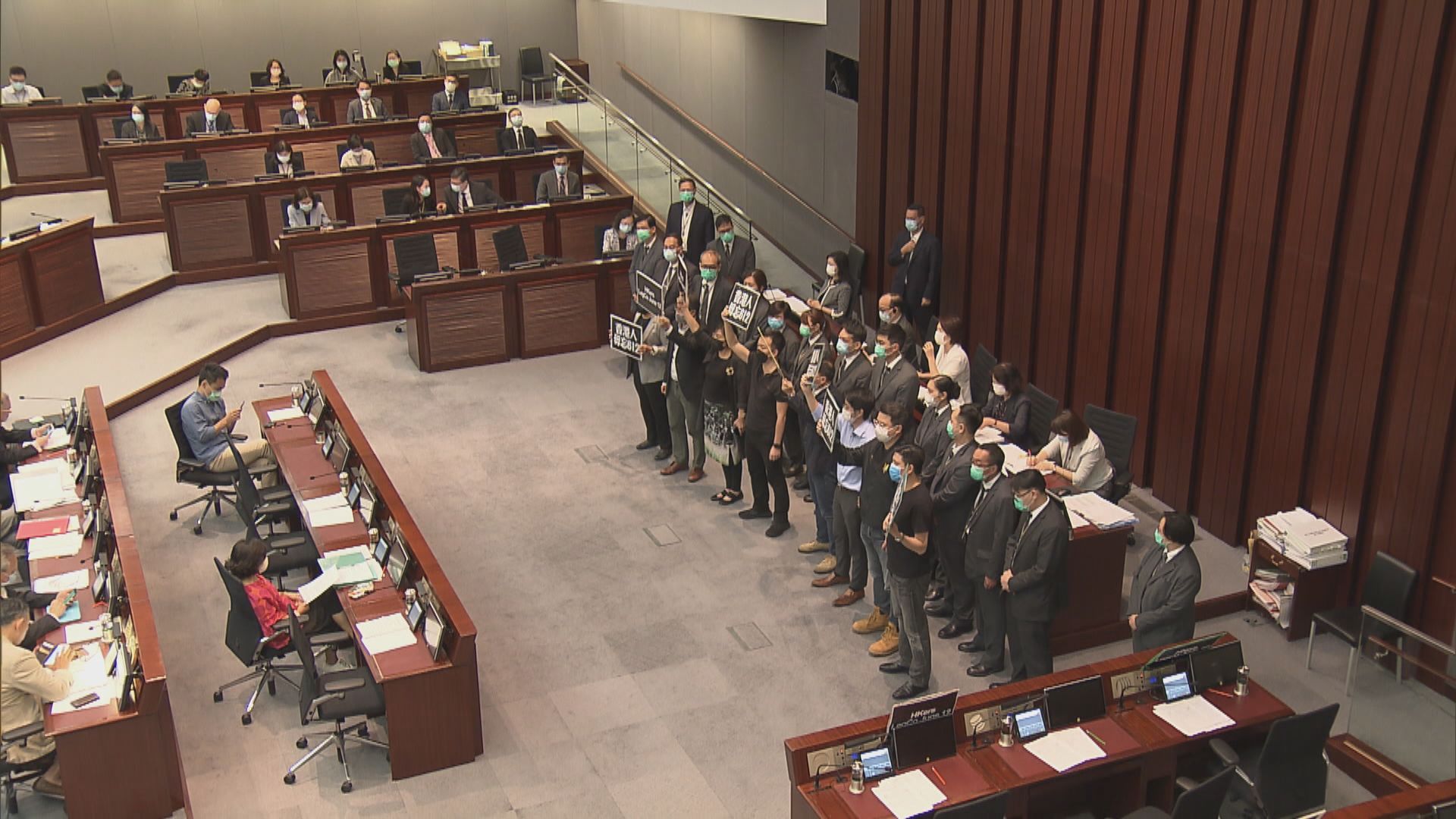 民主派內會包圍主席台　多人被逐出會議室