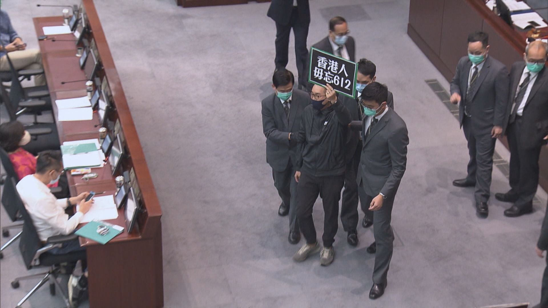 民主派內會包圍主席台　多人被逐出會議室