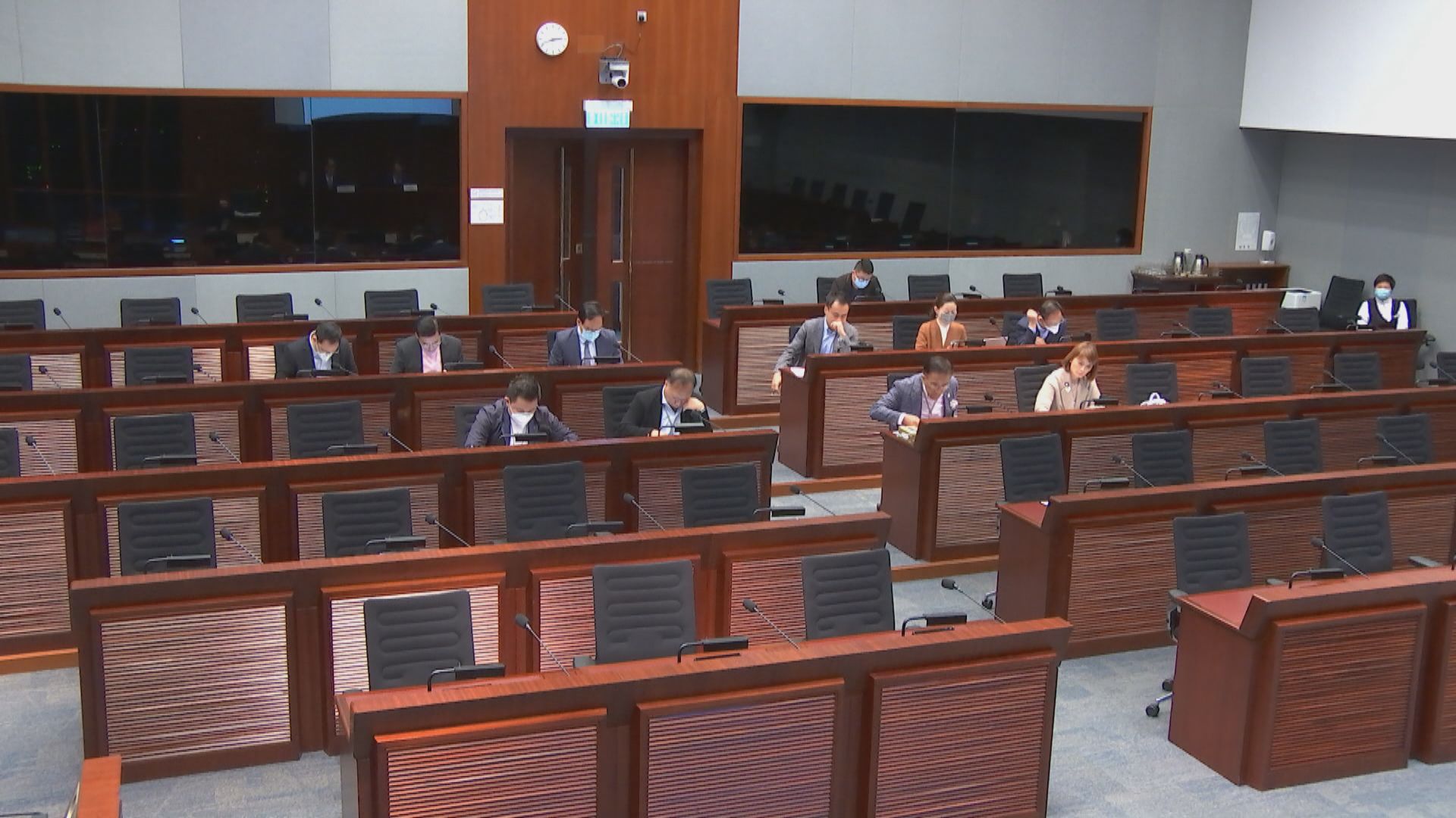 蔡天鳳前家翁鄺球持豪宅買居屋　房屋局稱會檢討