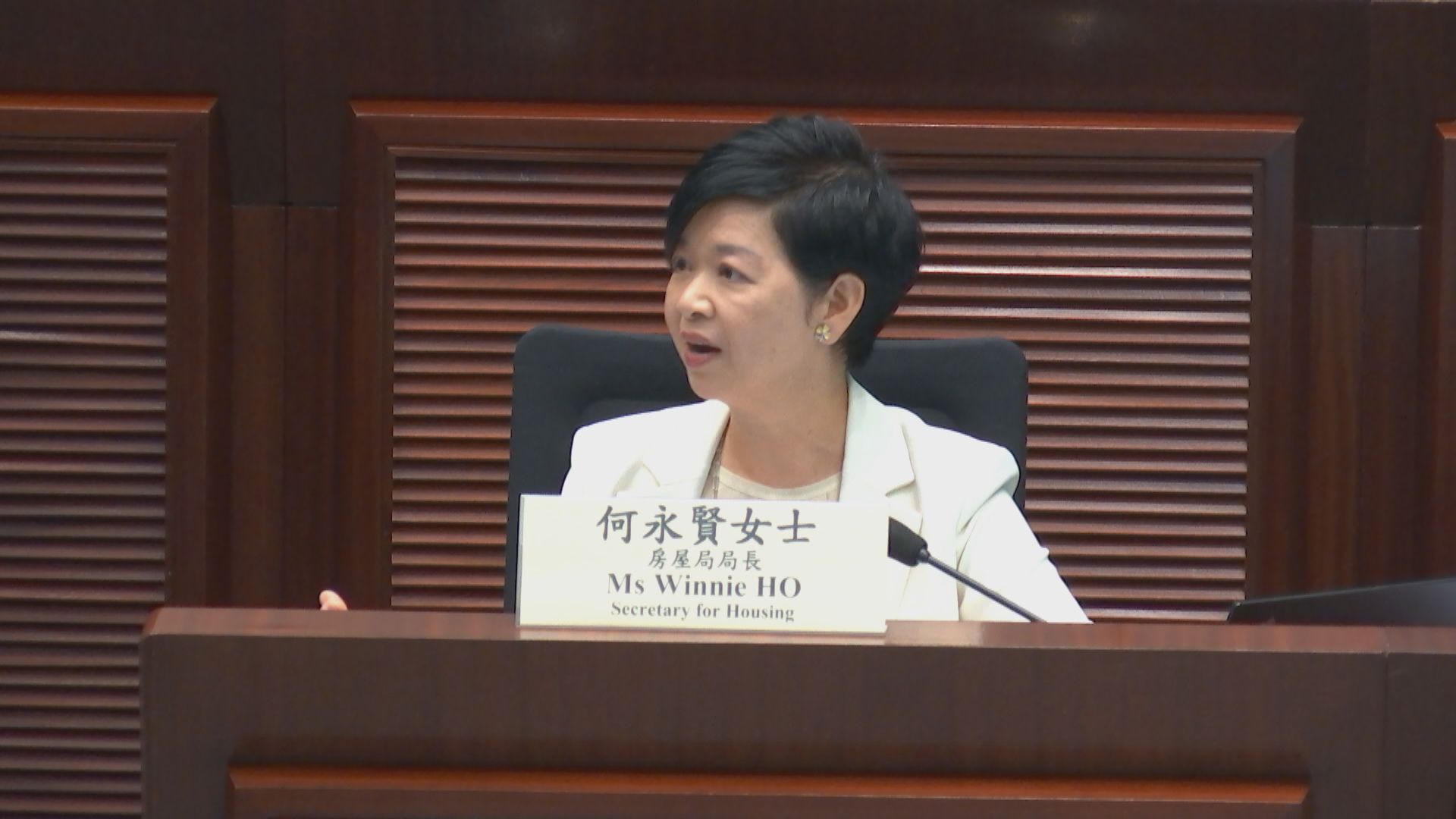 議員關注簡約公屋使用年期　何永賢稱校舍改裝項目可長些