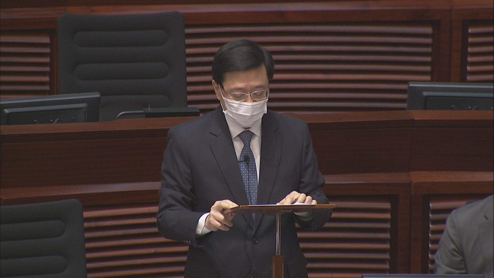 李家超：凍結許智峯戶口與其棄保潛逃及政治背景無關