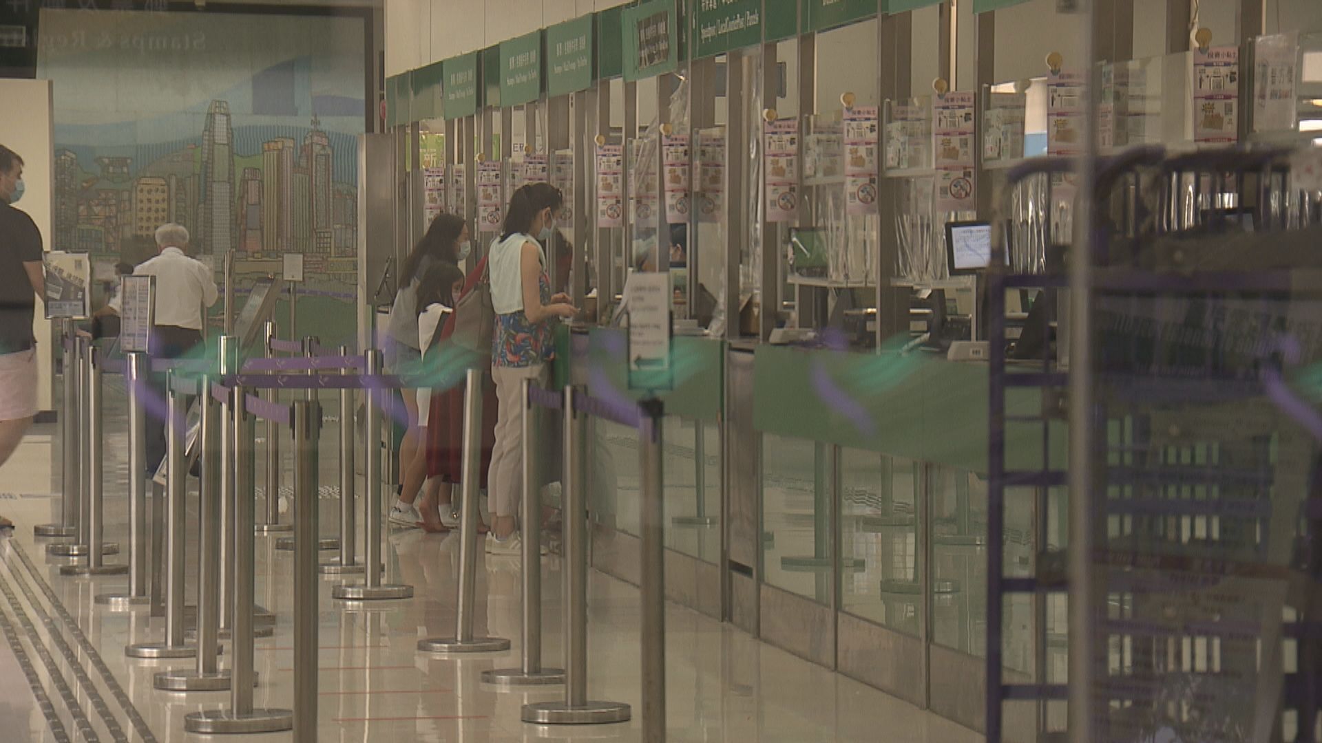 政府稍後會於郵局設服務站協助長者登記電話卡