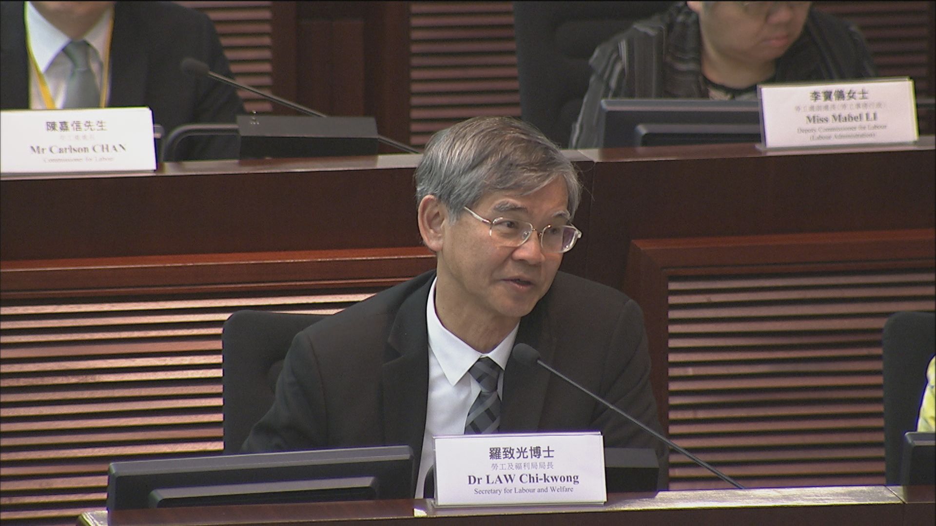 羅致光：政府只接受五天侍產假方案