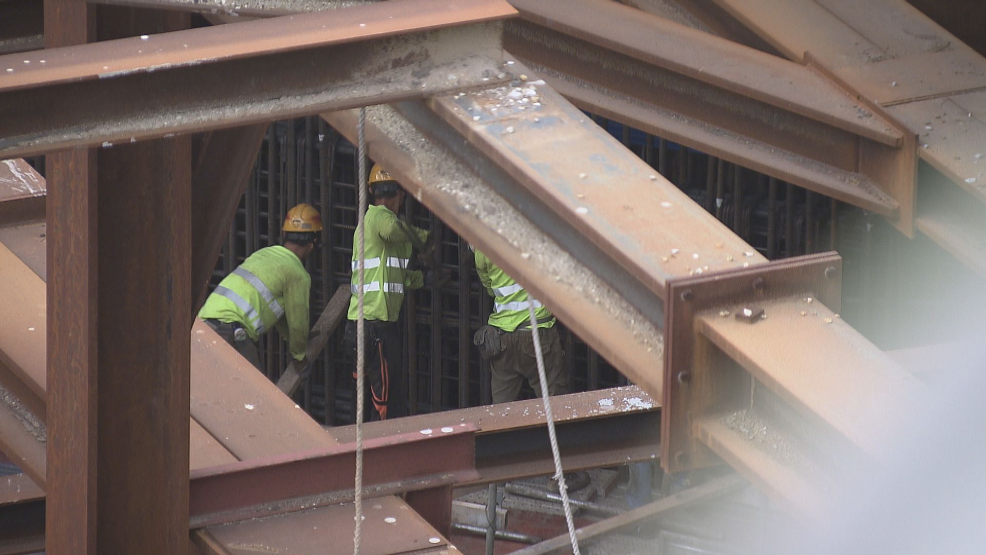 立法會通過無約束力議員議案　促快加輸入人力