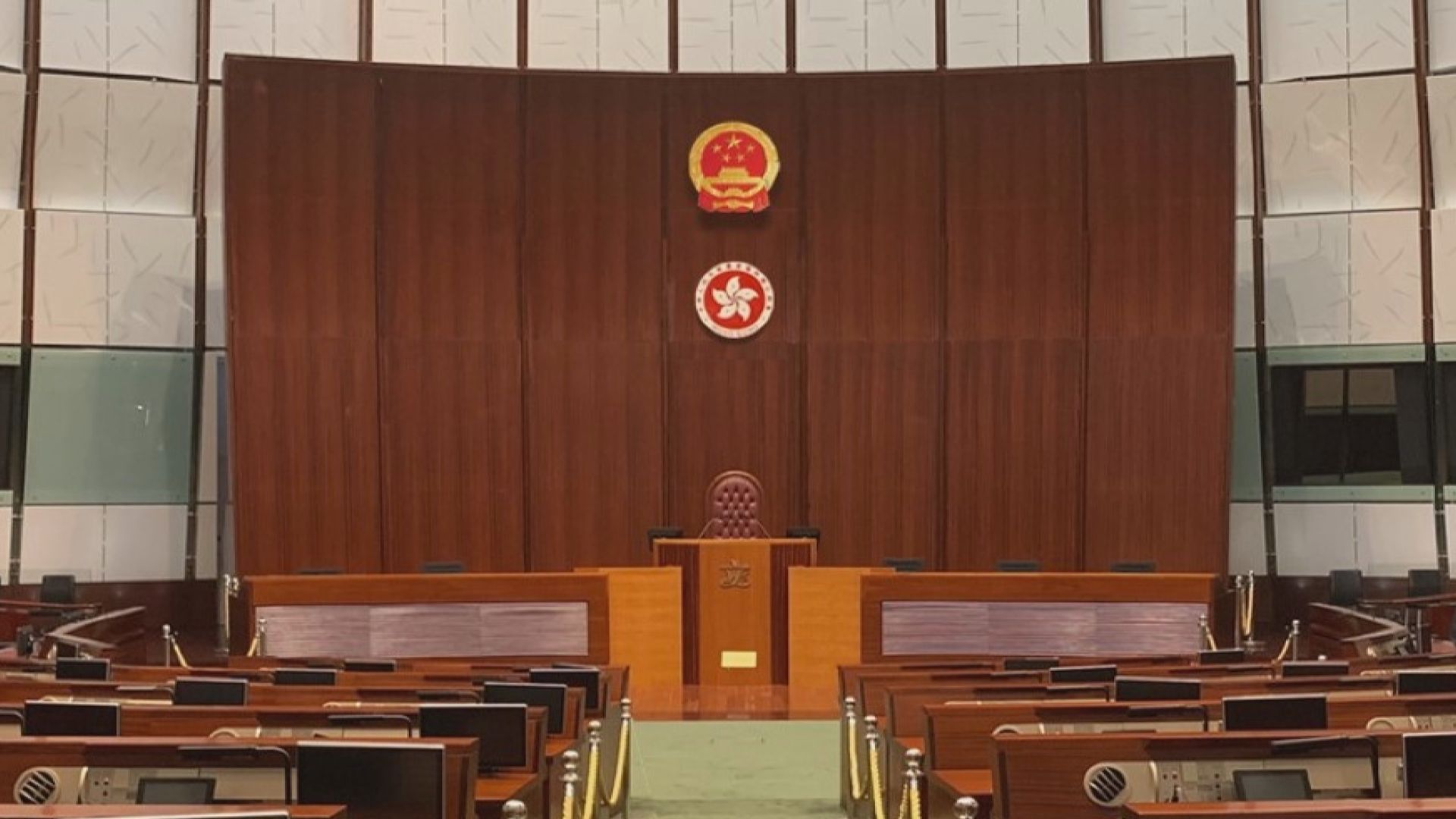立法會會議廳將同時懸掛國徽及區徽