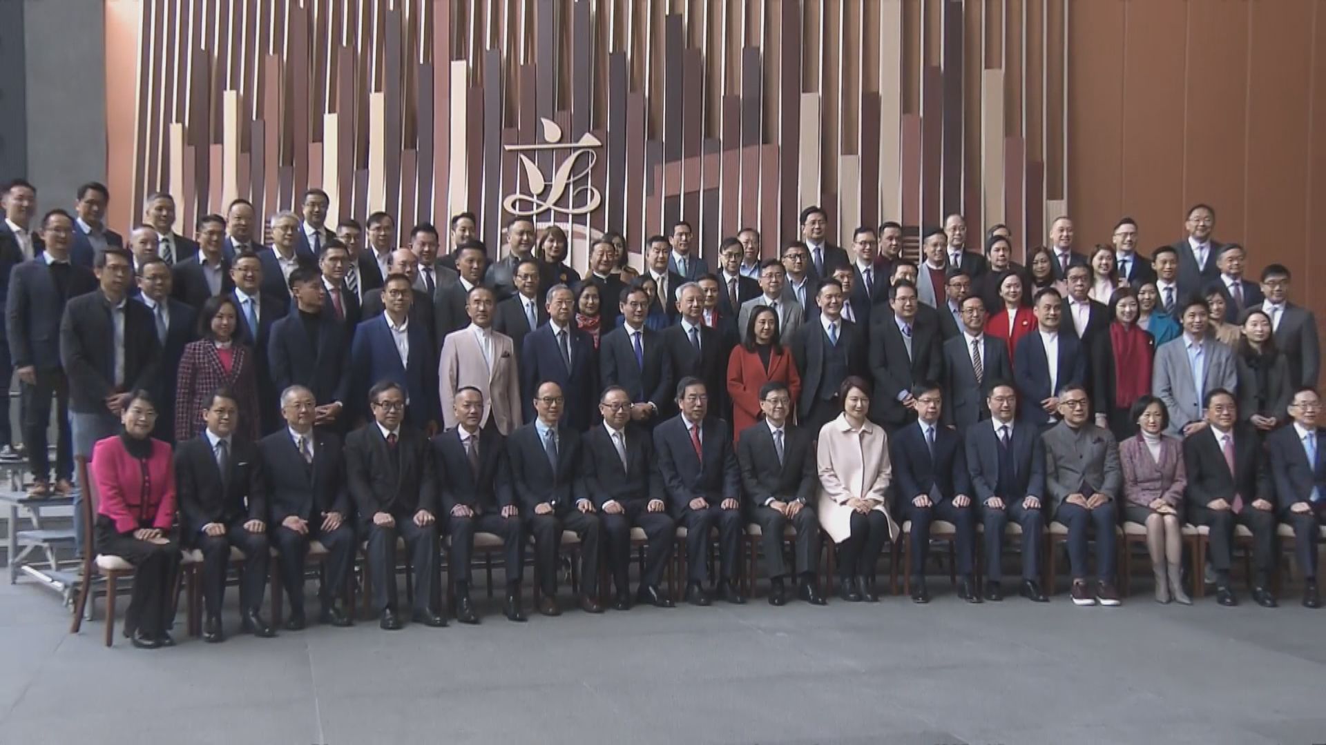 立法會疫情後首辦新春午宴　近200人出席