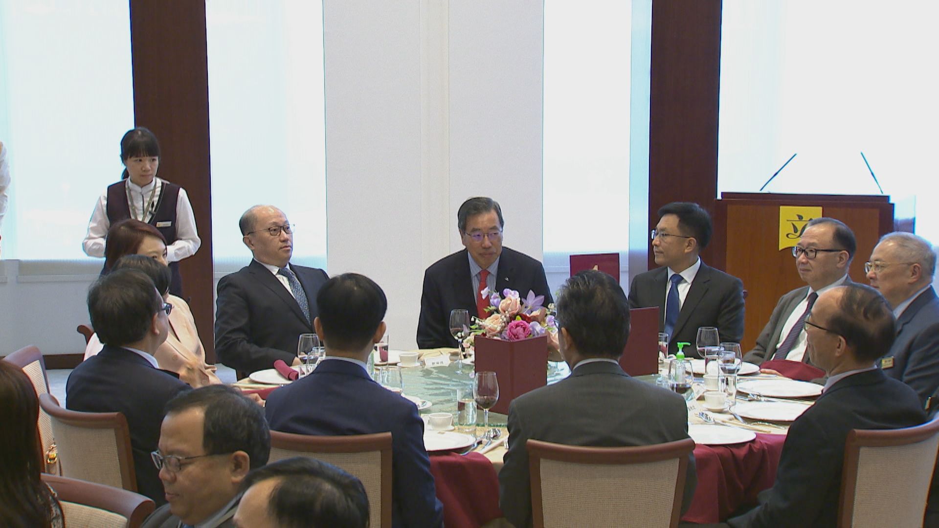中聯辦主任鄭雁雄到立法會與議員午宴